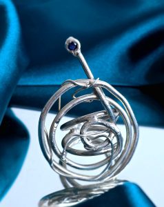 Bijuterie contemporană. Inel din argint cu safir albastru